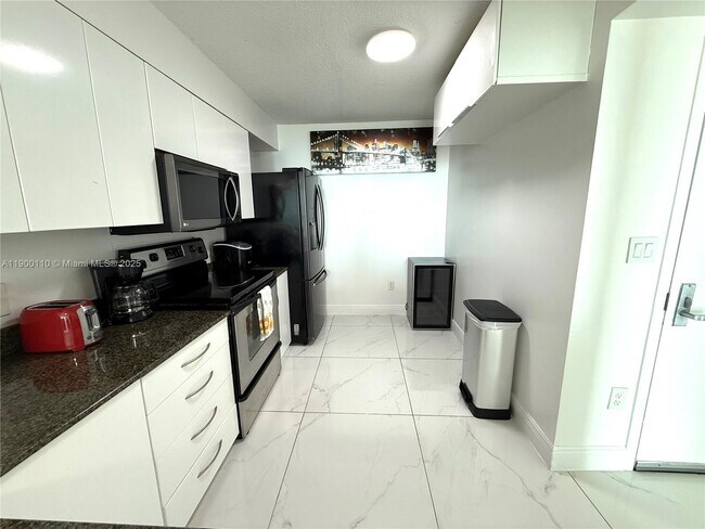 Building Photo - 1200 Brickell Bay Dr