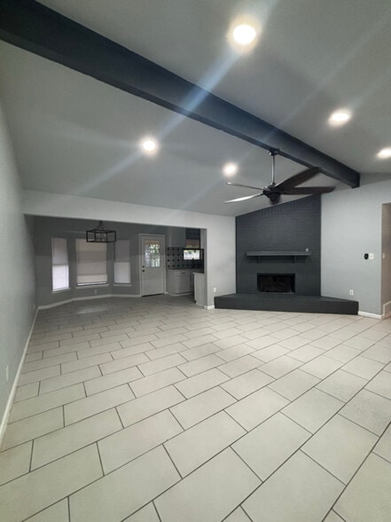 Building Photo - 1212 N Creek Dr