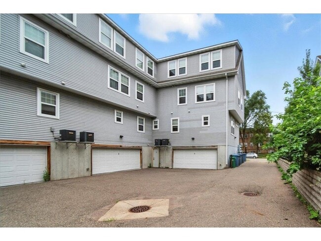 Building Photo - 600 W 32nd St