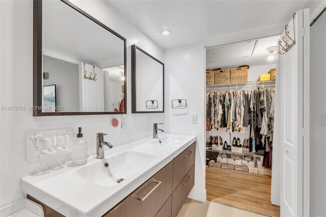 Building Photo - 20170 NE 3rd Ct