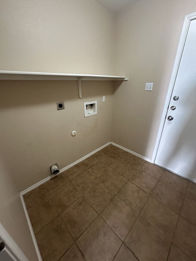 Building Photo - AVAILABLE NOW!