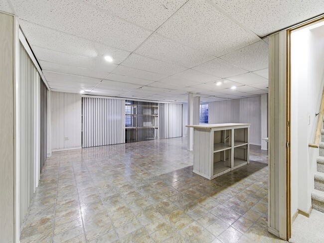 Building Photo - Beautiful Home with New Carpets, Fenced Yard, A/C, and Finished Basement!