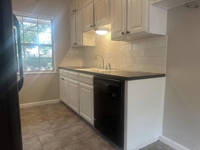 Building Photo - 5119 Parklane Dr