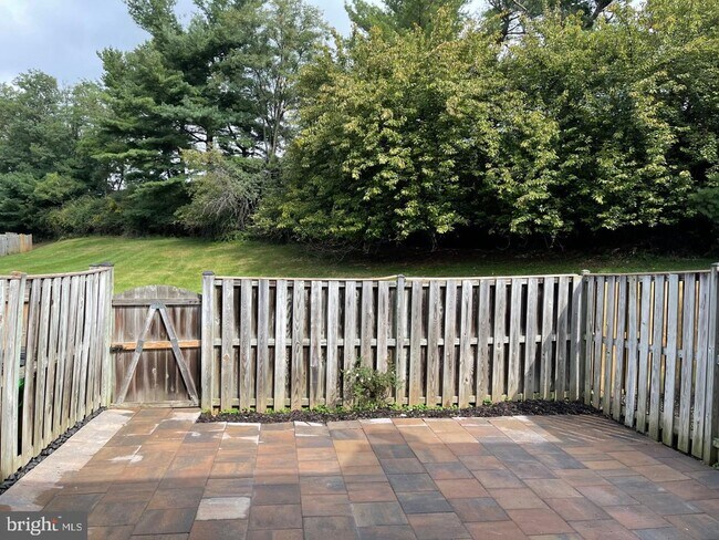 Building Photo - 18 Chantilly Ct