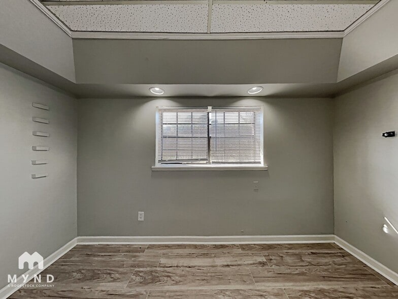 Building Photo - 2708 Laburnum Dr