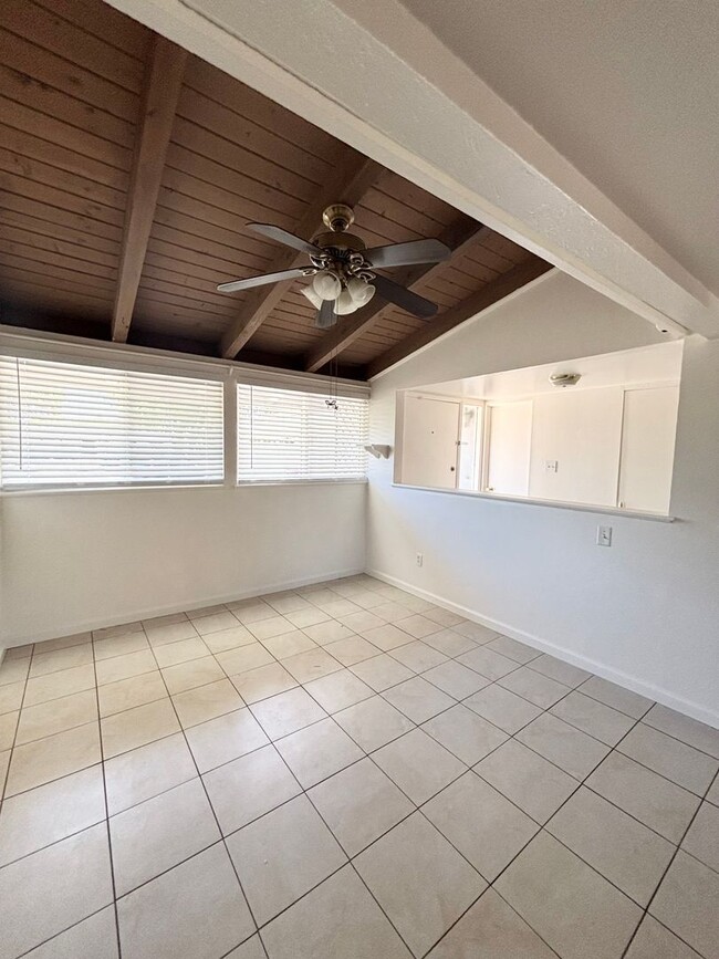 Building Photo - Lovely 3 Bedroom Home in Established Neigh...