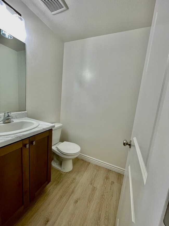 Building Photo - Adorable 3-Bedroom Townhome with 2-Car Gar...