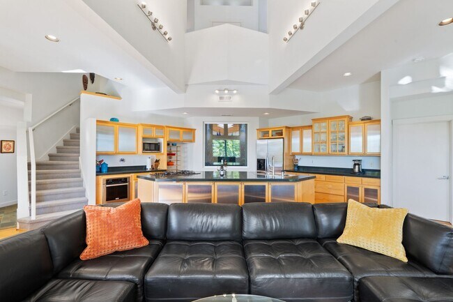 Building Photo - Sleek, spacious 3-bdrm/2.5-bath contemporary in SW Hills. Office, wine cellar, views, near Washin...