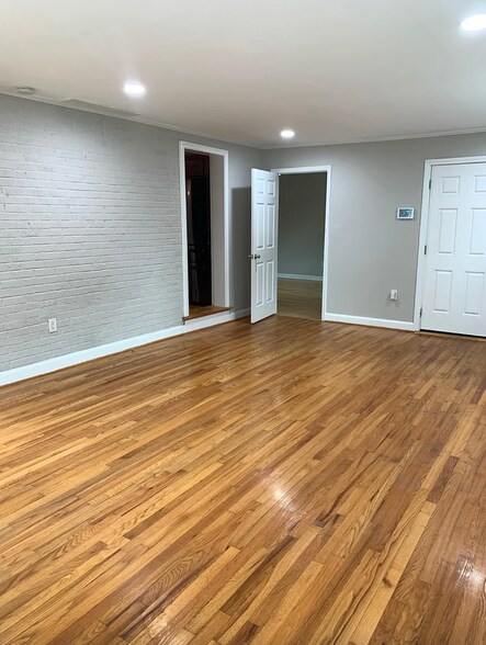 Building Photo - 864 Shadowridge Dr SE