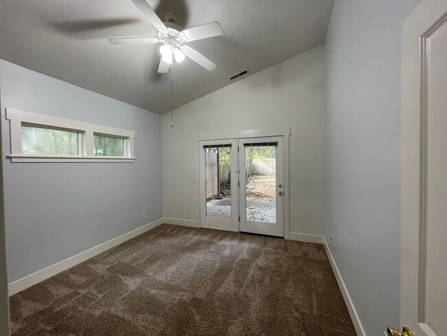 Building Photo - 2 Bedroom 1 1/2 Bath  on Bidwell Park!!