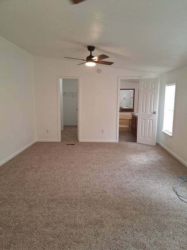 Building Photo - Charming 4BR Home in Cave Springs