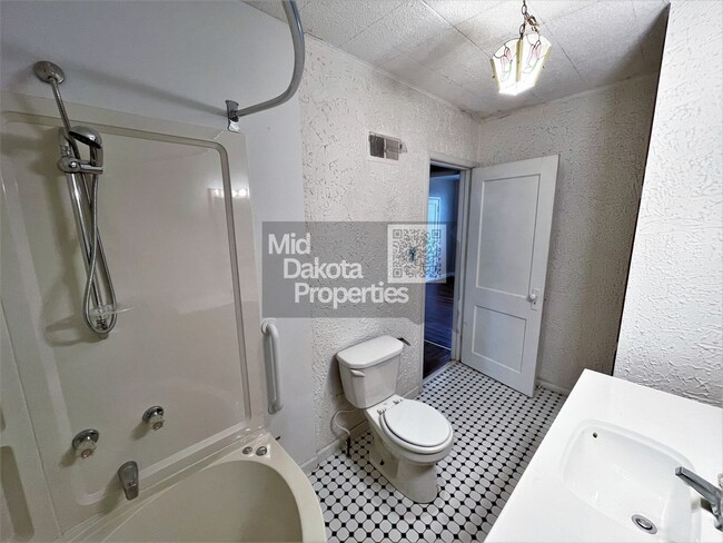 Building Photo - 1000 W 3rd- 5 bedroom, 2 bathroom, Attache...