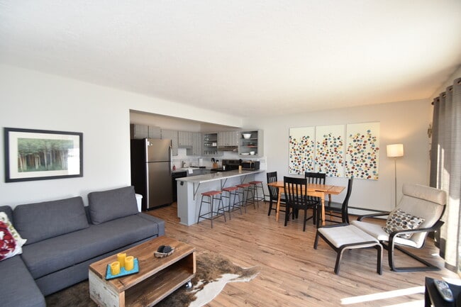 Building Photo - 833 Straight Creek Dr