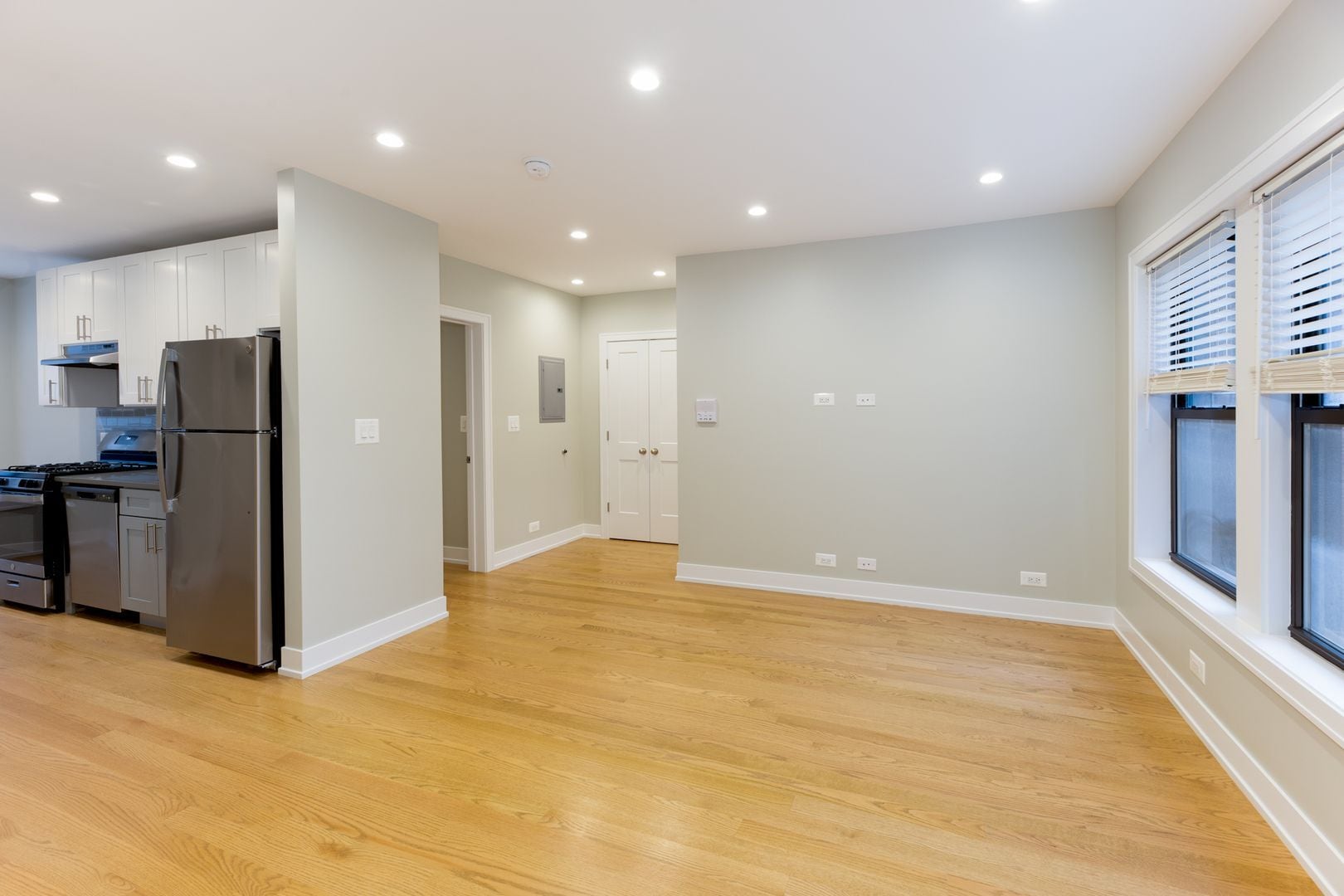 Building Photo - 520 W Cornelia Ave