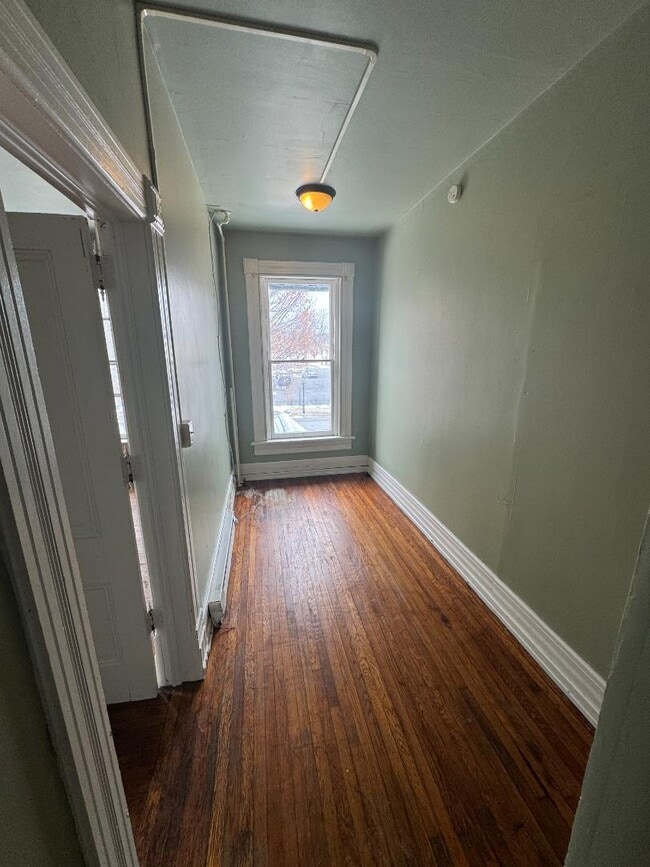 Building Photo - 727-729 W 4th st - 729 W 4th St Floor 2