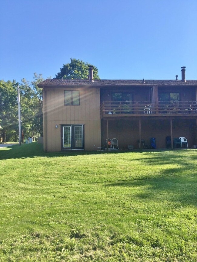 Building Photo - 3 Bedroom, 2 Bath Duplex in North Side Iowa City