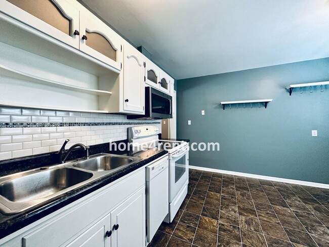 Building Photo - Beautiful Hardwoods w Fenced-in Yard!