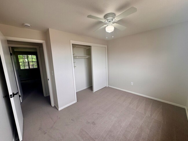 Building Photo - Beautifully Renovated Townhome in Coumbine...