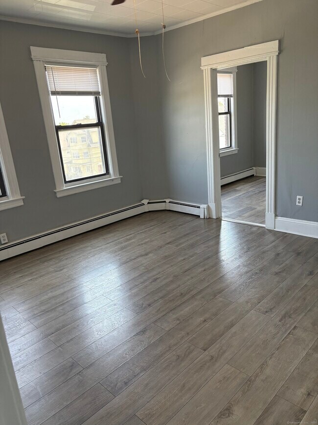 Building Photo - 174 Standish St