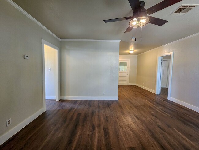 Building Photo - Newly Renovated 3 bedroom 1 bath home in Shawnee