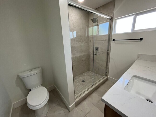 Building Photo - Large 6 bed 3 bath House on East Falls! Co...