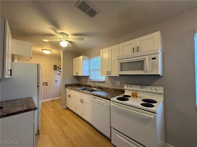 Building Photo - 4717 Douglas Ln