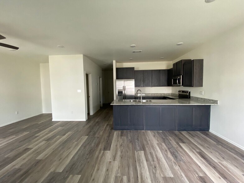 Building Photo - 916 S Amarillo Ave