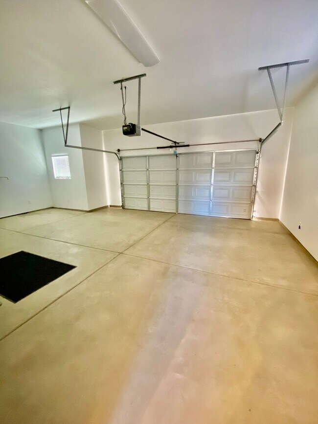 Building Photo - Magnificent Views – 2 Bed, 1 Bath Gem – A ...