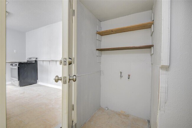 Building Photo - 1427 W 6th St