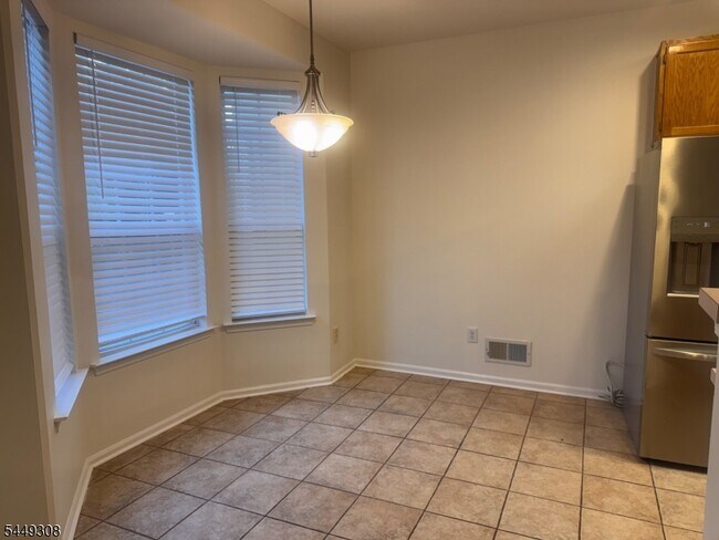 Building Photo - 32 Chesterfield Ct