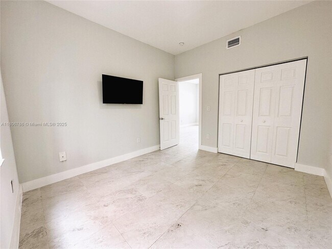 Building Photo - 842 SW 14th Ave
