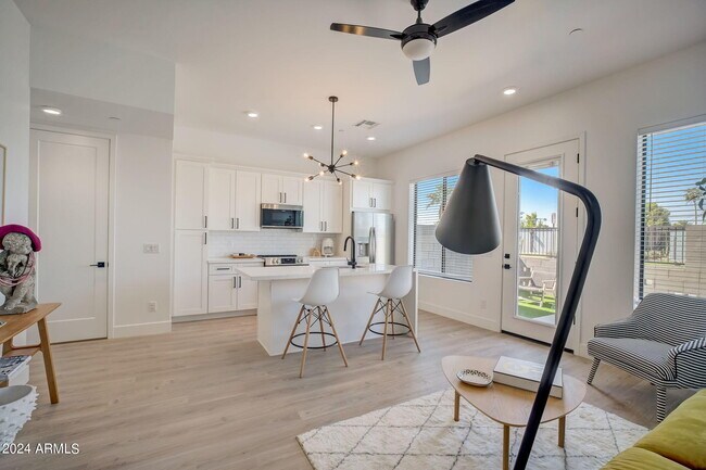 Building Photo - 777 W Coolidge St