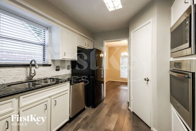 Building Photo - 4014 Cedar Forest Dr