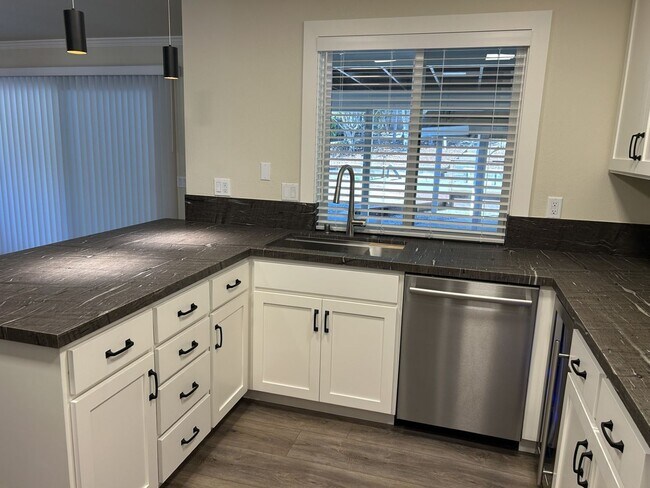 Building Photo - Beautifully Remodeled President’s Neighborhood Home