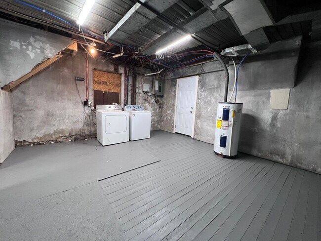 Building Photo - Updated 4BR 1.5 bath home with rear parking!