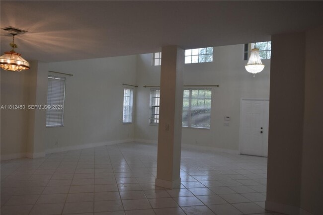 Building Photo - 991 Crestview Cir