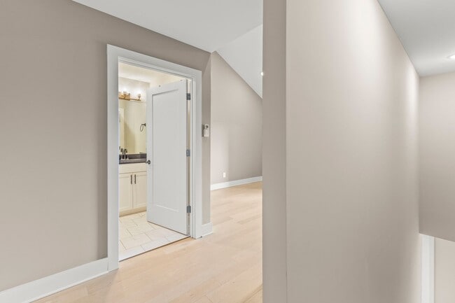 Building Photo - South Broad St Townhome, Walk to the Riverwalk!