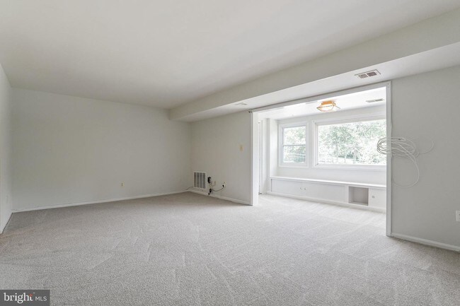 Building Photo - 8032 Lakecrest Dr