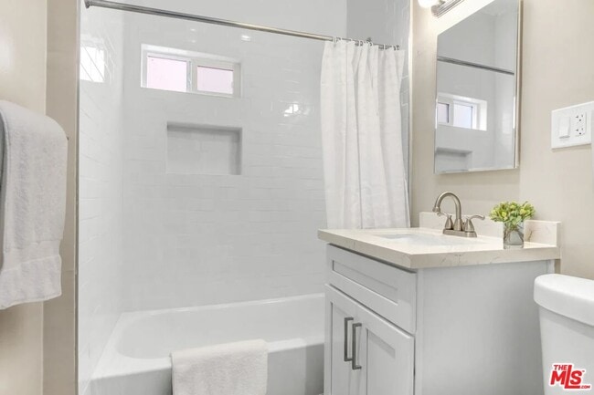 Building Photo - 1419 S Sierra Bonita Ave