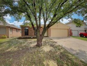 Building Photo - 625 Hollyberry Dr