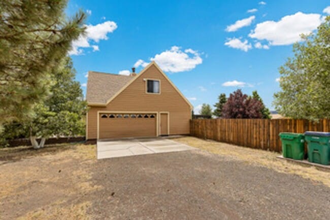 Building Photo - Stunning Doney Park Home