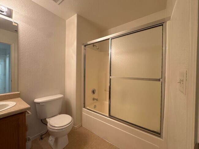 Building Photo - 3 Bed 2 Bath Home w/ Beautiful Backyard - ...