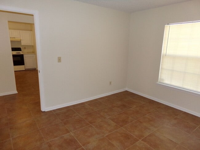 Building Photo - Nice 3/2 in convenient location