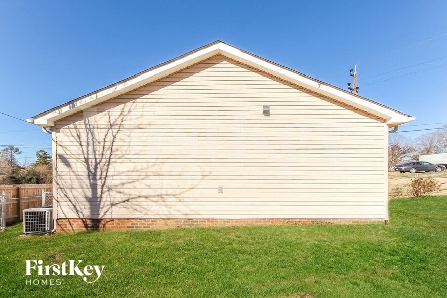 Building Photo - 1731 Parkdale Ave