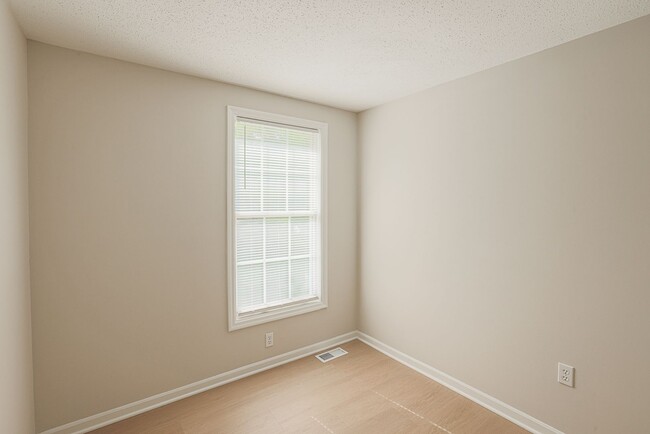 Building Photo - JUST RENOVATED Huge 3 bedroom 3 bathroom t...