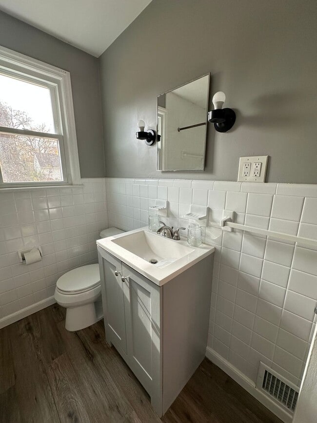 Building Photo - Cozy 2 bedroom 1 bathroom rental