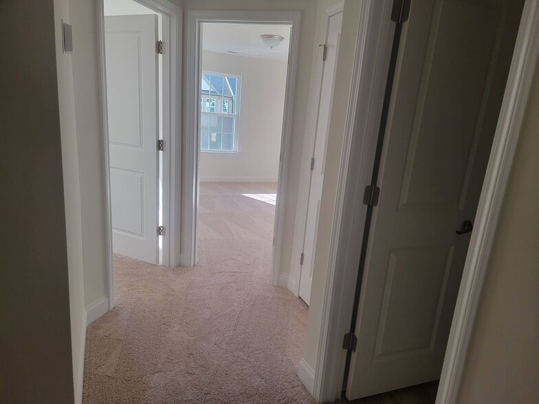 Building Photo - 2100 Solana Wds Dr