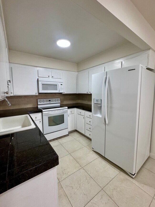 Building Photo - Spacious 2 Bedroom 2 Bath Condo