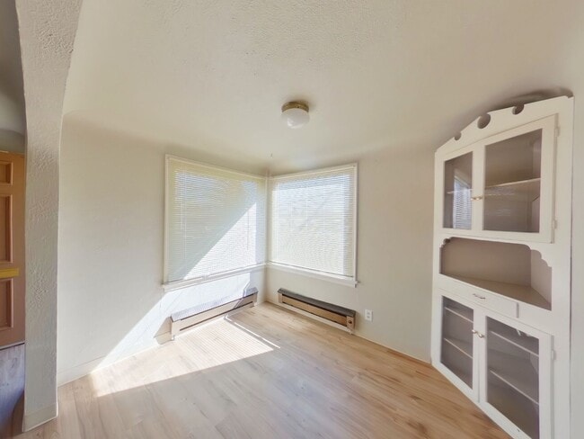 Building Photo - Updated 4 bedroom in South Eugene