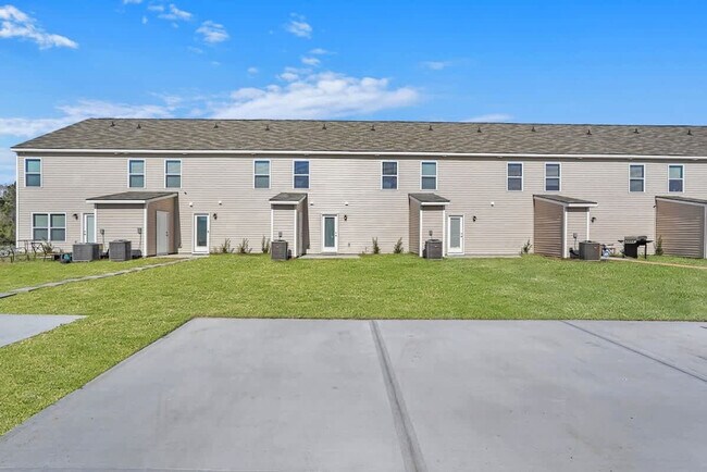 Building Photo - 321 Dogwood Cir